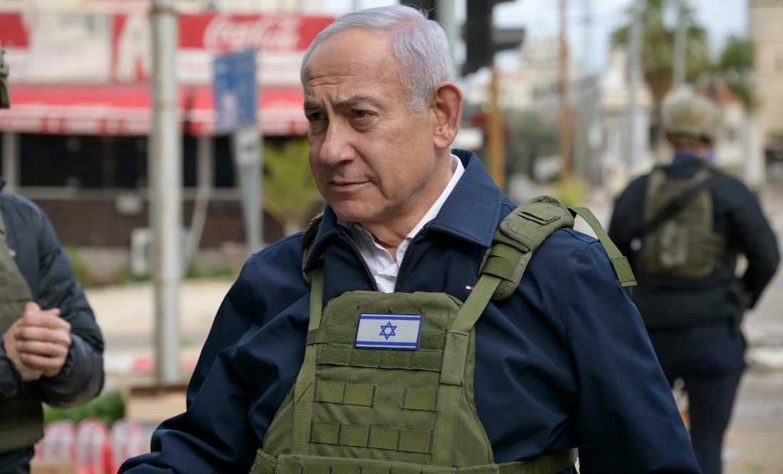 El primer ministro de Israel, Benjamín Netanyahu, visitó este viernes a las tropas israelíes en el campo de refugiados de Tulkarem en Cisjordania, tras anunciar una "operación masiva" contra el terrorismo en este territorio palestino ocupado. Foto: EFE