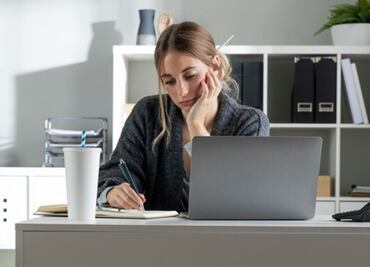 Cuál es el error común que comenten en sus carreras las personas y que genera infelicidad, según especialista de Harvard