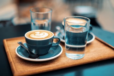 Para qué sirve tomar un vaso de agua antes del café