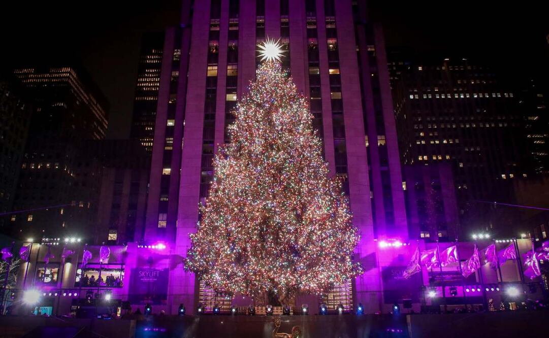 El abeto fue donado por un estadounidense llamado Earl Albert y está coronado por una gran estrella dorada que cuenta con tres millones de cristales de la marca de lujo Swarovski. Foto: AP
