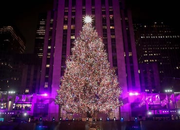 VIDEO: Árbol de Navidad del Rockefeller Center se ilumina en Nueva York; tiene más de 50 mil luces LED de colores
