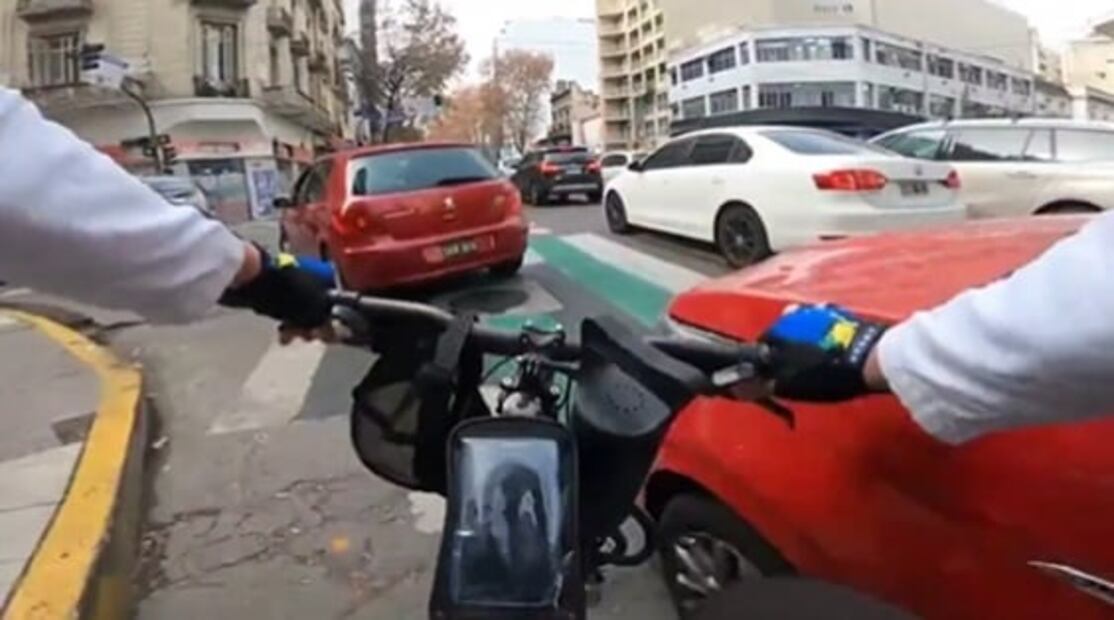 VIDEO: Ciclista "defiende" ciclovías a toda costa y se hace viral