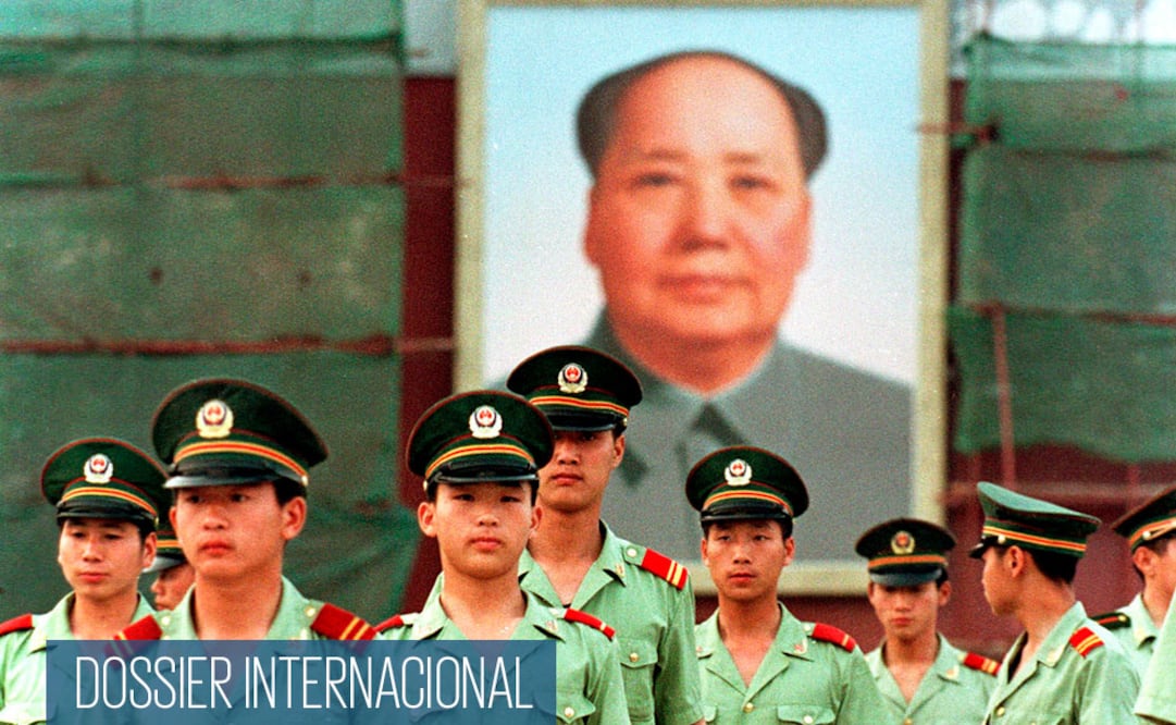 Un militar enfrente de un retrato de Mao Tse-tung, en Beijing en 1998. Foto/VINCENT THIAN. AP