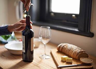 Los nutrientes que aporta mojar el pan con vino y por qué Isaac Newton lo consumía de esta manera