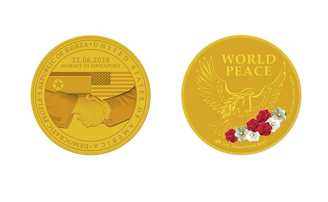 Las palabras en el medallón, presentado en la tienda en línea de la Casa de Moneda de Singapur, están acompañadas por la paloma y la rama de olivo, un símbolo bíblico de la paz (Foto: AFP)