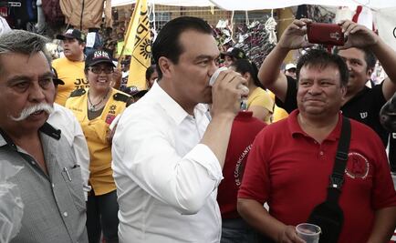 Juan Zepeda bebe curado de escamoles en Otumba