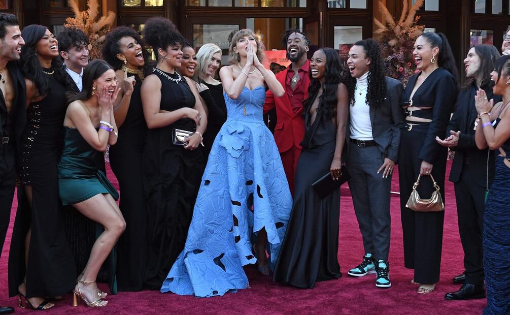 Taylor Swift con sus bailarines en la premiere de The Eras Tour. / foto: AFP.
