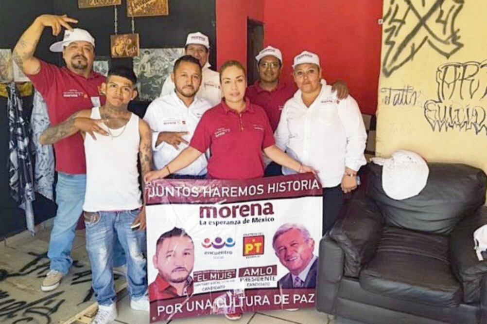 Rodeado de simpatizantes, El Mijis (al centro) celebra su virtual victoria a diputado local de la entidad. Asegura continuará trabajando con chavos banda (TOMADA DE FACEBOOK)