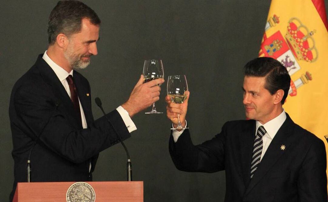 El rey de España brindando con el presidente Enrique Peña Nieto. FOTO: Ramón Romero