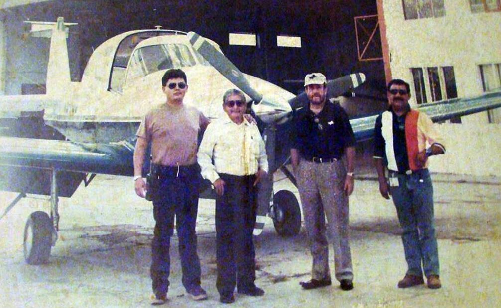 “El Shorty” fue el apodo con el que se le conoció en el medio debido a su baja estatura. En esta fotografía se aprecia en compañía de algunos empresarios y compañeros de la aviación. Fuente: Archivo Personal-Air Museum.