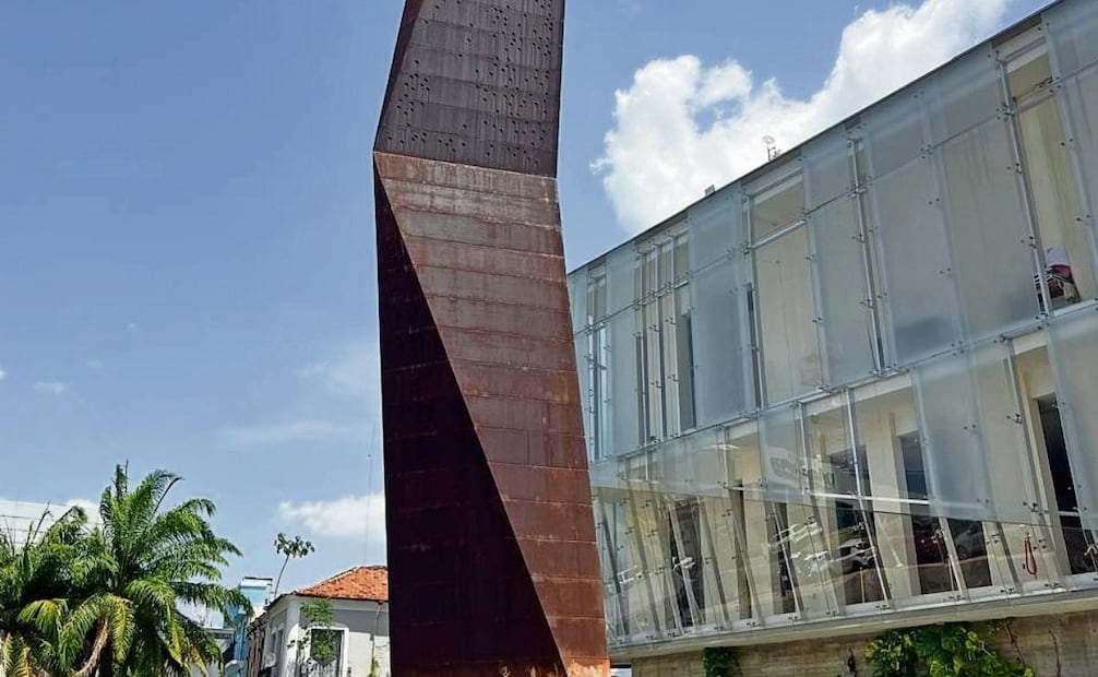 El obelisco nunca recibió mantenimiento. Presenta un alto grado de corrosión,
sus lámparas están fundidas y sus losetas quebradas y vandalizadas.
