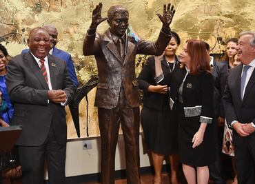 Colocan estatua de Nelson Mandela en sede de la ONU
