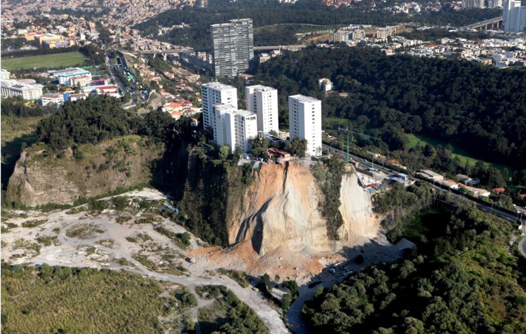 En la misma colina de Santa Fe donde una serie de deslaves afectó a una vivienda y un conjunto residencial, fue autorizado por la delegación Cuajimalpa, a fines de 2012, un proyecto de 60 departamentos, para el cual hubo anomalías en la emisión de la manifestación de construcción, según documentos consultados. 