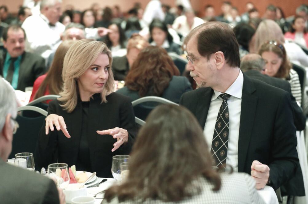 La periodista Ana Paula Ordorica y el diputado federal Agustín Basave (PRD) durante el desayuno de aniversario de El Gran Diario de México (ALEJANDRA LEYVA. EL UNIVERSAL)