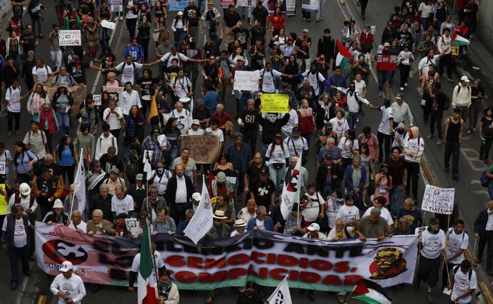 Marcha que encabeza el Comité 68 avanza sobre Eje Central este jueves 2 de octubre de 2025, a 57 años de la matanza de 1968. Foto: Diego Simón Sánchez/ EL UNIVERSAL