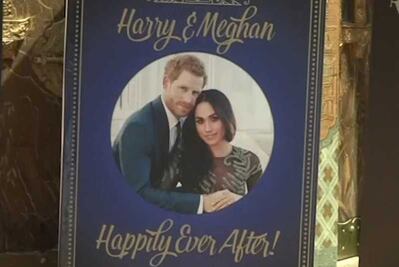 Con tarjeta gigante felicitan a Harry y Meghan