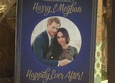 Con tarjeta gigante felicitan a Harry y Meghan
