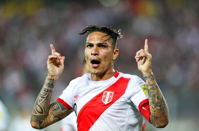Peruanos reciben a Paolo Guerrero
