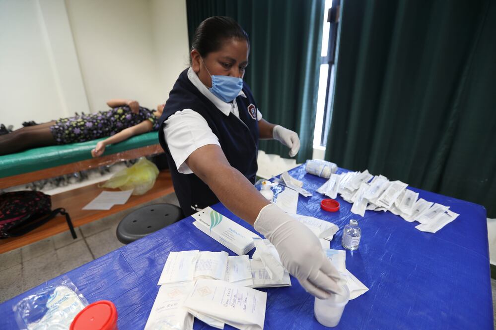 El Instituto de Salud del Estado de México inició una campaña para la colocación de implantes hormonales entre alumnas de nivel Superior como parte de la campaña para prevenir embarazos. Fotos: Jorge Alvarado. El Universal