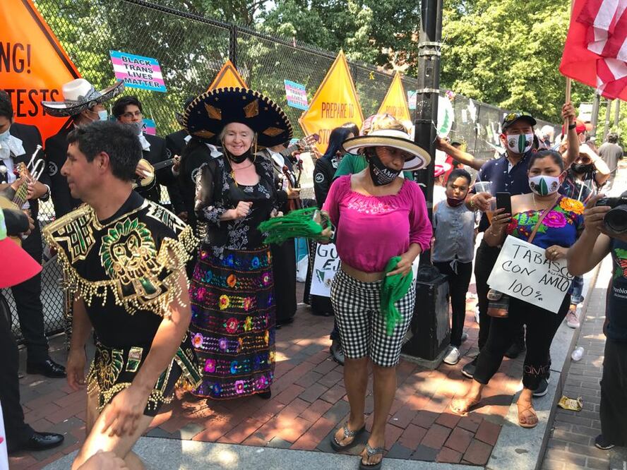 Hacen fiesta mexicana por visita de AMLO a Casa Blanca