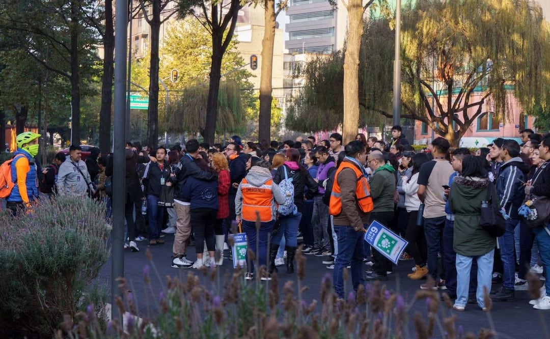 Capitalinos salen a las calles ante la activación de la alerta sísmica en la CDMX (02/01/2025). Foto: Osmar Alvarado / EL UNIVERSAL
