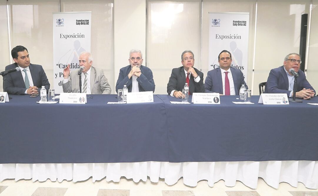 El subdirector de Opinión de EL UNIVERSAL, Esteban Román, y los especialistas Elio Masferrer y Alberto Aziz; Enrique Bustamante Martínez, director de la Fundación Ealy Ortiz, A.C.