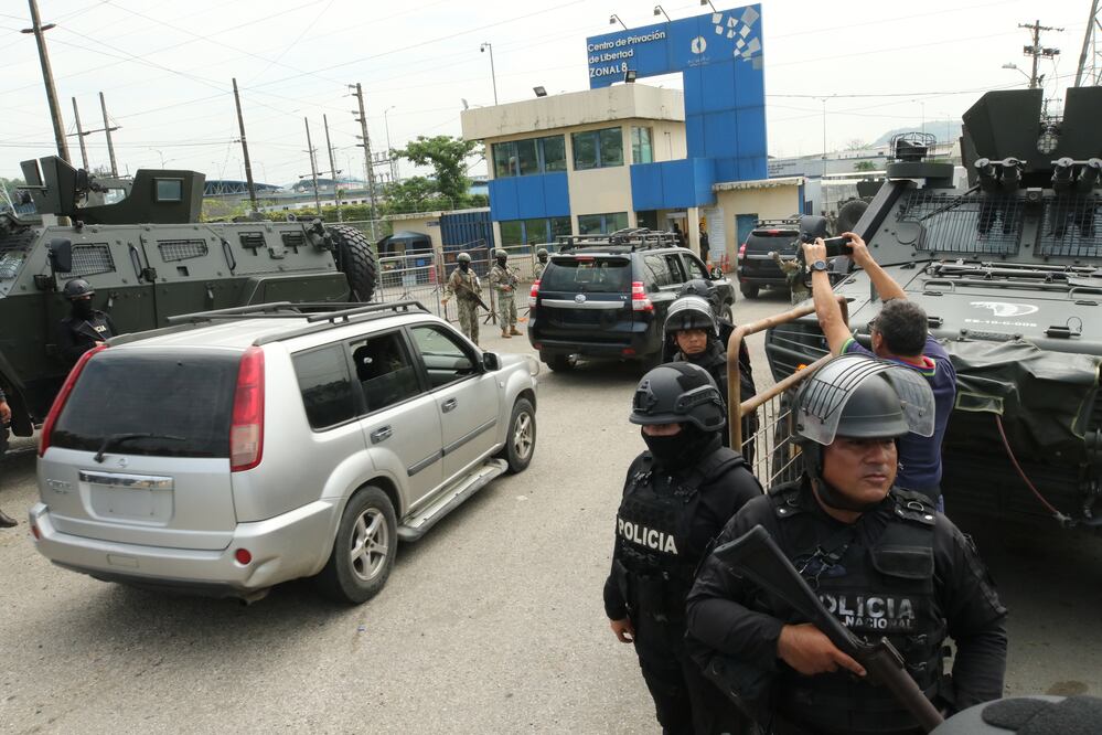 El traslado, el sábado pasado, del exvicepresidente de Ecuador Jorge Glas a la cárcel de máxima seguridad "La Roca". Foto: EFE/ Jonathan Miranda