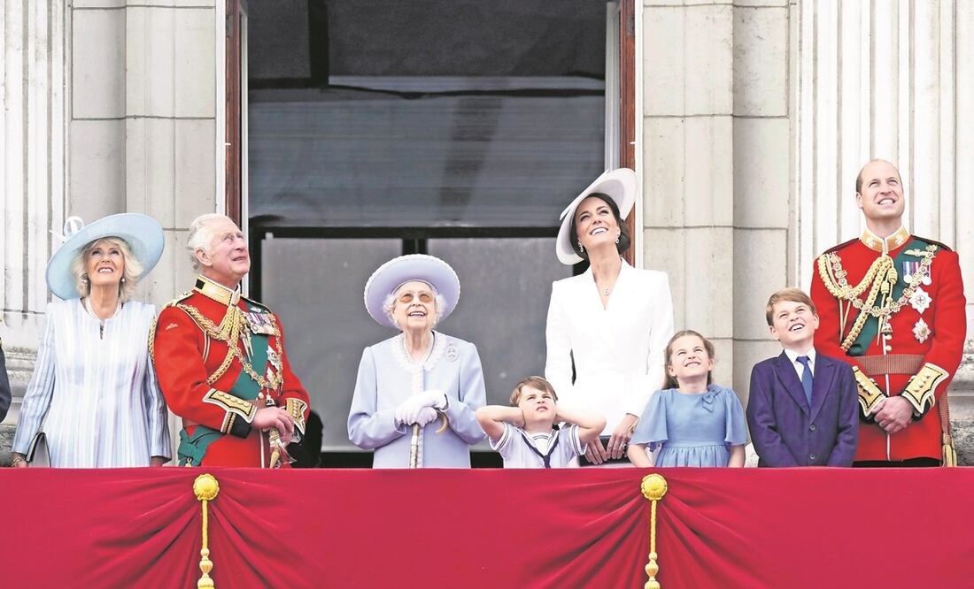 Camilla, duquesa de Cornualles; el príncipe Carlos; la reina Isabel II; el príncipe Luis; Kate, duquesa de Cambridge; la princesa Carlota, el príncipe Jorge y el príncipe Guillermo, desde el balcón del Palacio de Buckingham, después de la ceremonia Troopi