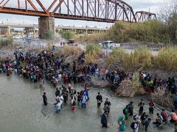 VIDEO Con cobijas, migrantes libran el último obstáculo hacia EU: la alambrada de púas