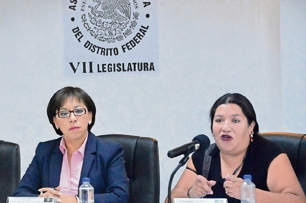 Beatriz Rojas, diputada de Morena, y María Salguero, quien elaboró el Mapa de Feminicidios en la Ciudad de México, en Google (ASAMBLEA LEGISLATIVA)