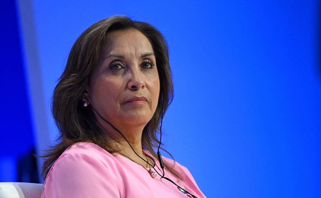 La presidenta de Perú, Dina Boluarte compareció este día ante la Fiscalía por el caso Rolexgate y por supuestos delitos de tráfico de influencia. Foto AFP/Archivo