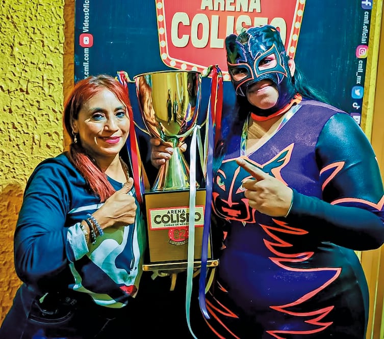 Su madre, Marcela, no quería que siguiera sus pasos como luchadora. Foto: Especial
