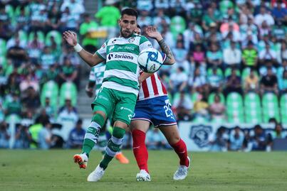 Santos golea y hunde a Chivas en el cociente