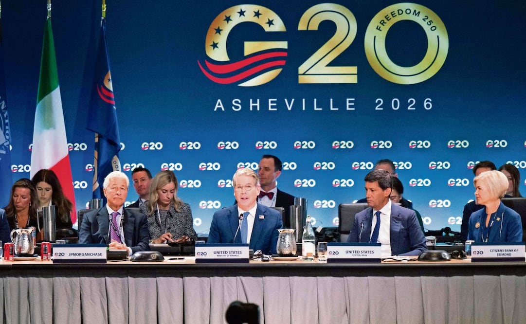 El secretario del Tesoro de EU, Scott Bessent (centro), en la reunión del G20 en la que la guerra en Irán ocupó un lugar central. Foto: ALLISON JOYCE./AFP