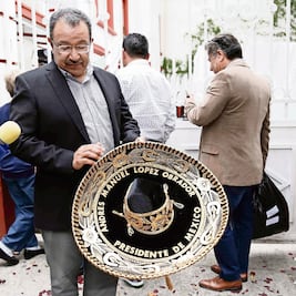 Suena el mariachi y  bailan Adelitas por López Obrador
