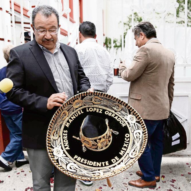 Antonio Santos le hizo llegar a López Obrador un sombrero negro de charro, bordado con hilos dorados, de parte de un empresario guanajuatense. AGUSTÍN SALINAS. EL UNIVERSAL