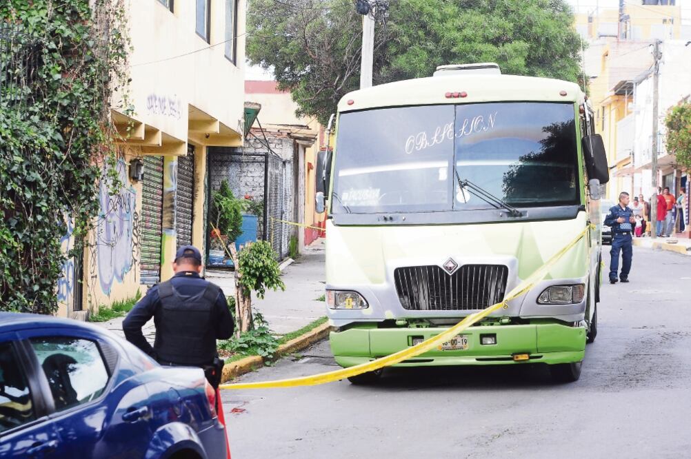 Al querer bajar de la unidad los delincuentes le dispararon tres veces por la espalda (HUGO GARCÍA. EL UNIVERSAL)