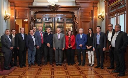 AMLO analiza con gerentes de refinerías estrategia para mantener precios de gasolinas