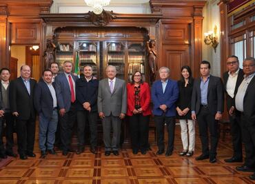 AMLO analiza con gerentes de refinerías estrategia para mantener precios de gasolinas