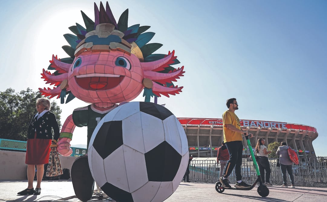 Algunas personas acudieron a las inmediaciones del Estadio Banorte para tomarse fotografías; sobre el Puente Peatonal Huipulco se encuentra la mascota de la capital, que es un ajolote con penacho de colores. Gabriel Pano/ EL UNIVERSAL
