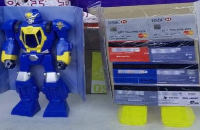 Hallan 26 tarjetas de crédito clonadas en envío de juguetes en Tijuana