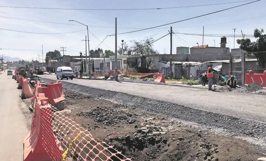 En la construcción de la obra de transporte público en Chalco, vecinos se quejan de que se han roto tuberías de drenaje en avenida Solidaridad. Foto: Atenea Campuzano/ EL UNIVERSAL