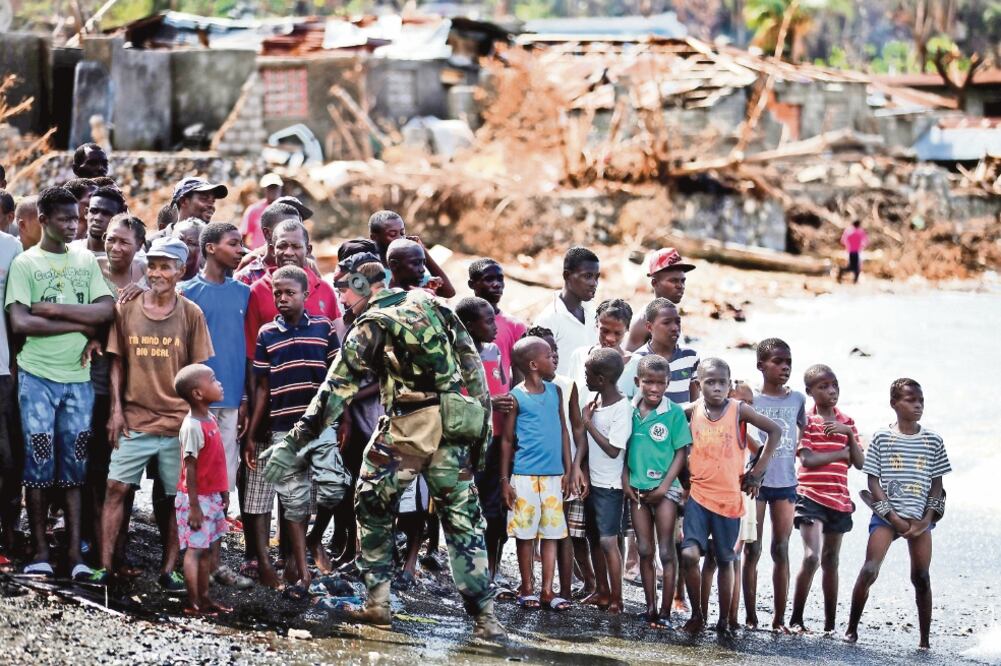 “Banm ‘yon bagay” (dame algo) y “mwen vle manje” (quiero comer) repetían los niños de Tiburón, en el sur de Haití, a los soldados de la Armada Real de Holanda que escoltaban la ayuda (JORGE SERRATOS)