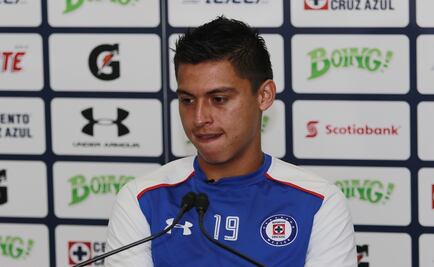 El jugador de Cruz Azul, Rosario Cota, "maltrata" a un aficionado