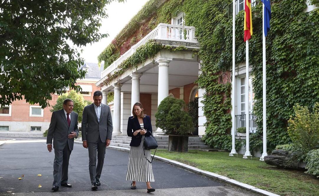 Pedro Sánchez se reúne con el candidato de la oposición venezolana Edmundo González Urrutia y su hija Carolina González en el Palacio de la Moncloa en Madrid. Foto: AFP/Archivo