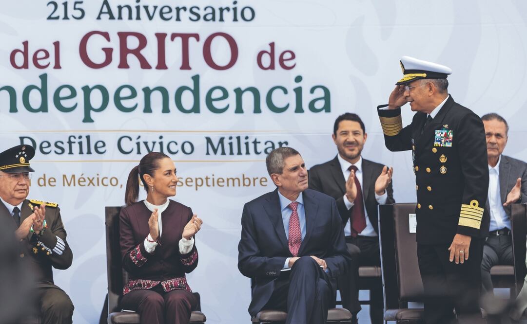 La presidenta Claudia Sheinbaum Pardo encabeza el pase de revistas previo al Desfile Cívico-Militar por el 215 Aniversario del Grito de Independencia de México. Foto: de HUGO SALVADOR. EL UNIVERSAL