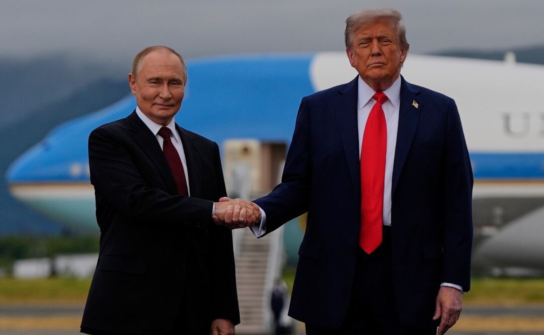 El presidente Donald Trump saluda al presidente de Rusia, Vladimir Putin, el viernes 15 de agosto de 2025, en la Base Conjunta Elmendorf-Richardson, Alaska. Foto: AP