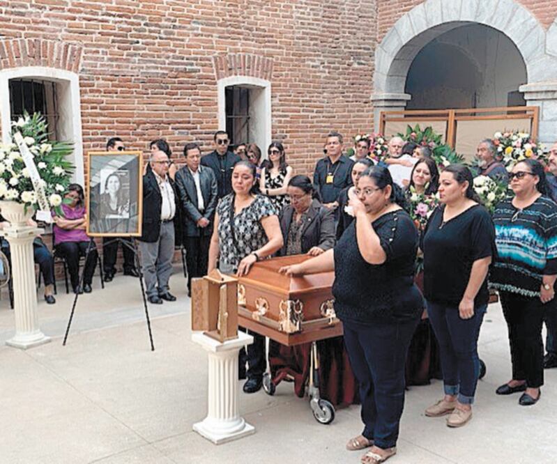 Familiares y amigos de la investigadora del INAH, Raquel Padilla Ramos, asistieron a los funerales de la historiadora. AMALIA ESCOBAR. EL UNIVERSAL