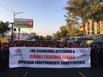 Bomberos alistan marcha en La Viga, a la altura de Fray Servando