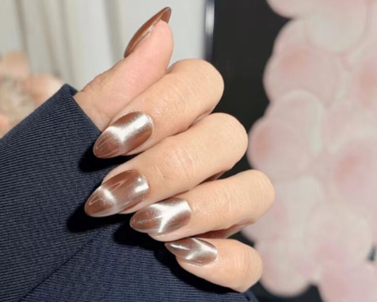Las uñas en tono champagne son perfectas para lograr un acabado elegante y luminoso. Foto: Etsy